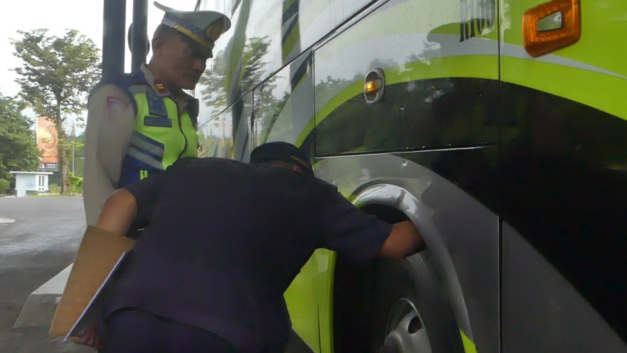 Polres dan Dishub Temanggung Inspeksi Keselamatan Bus