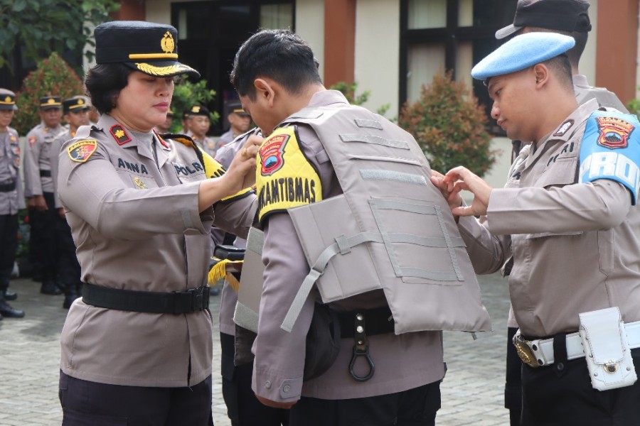 Pastikan Pilkada 2024 Aman dan Kondusif, Polres Temanggung Serahkan Sarpras Bhabinkamtibmas