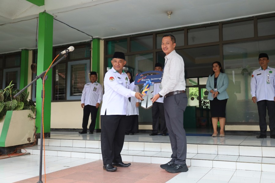 Dukung Kinerja Kemenag, Bank Jateng Temanggung Serahkan Kendaraan Operasional