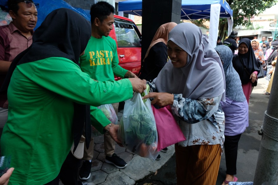 Berdayakan Petani, Sejahterakan Masyarakat Melalui Bagi-Bagi Sayur Gratis