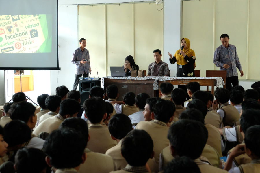 Giliran Siswa-Siswi SMP Al-Iman Parakan Diedukasi INCAKAP oleh Dinkominfo