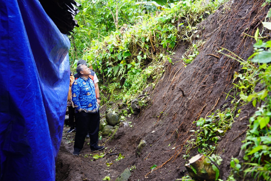 Longsor Rusak Tembok Rumah Warga Di Temanggung