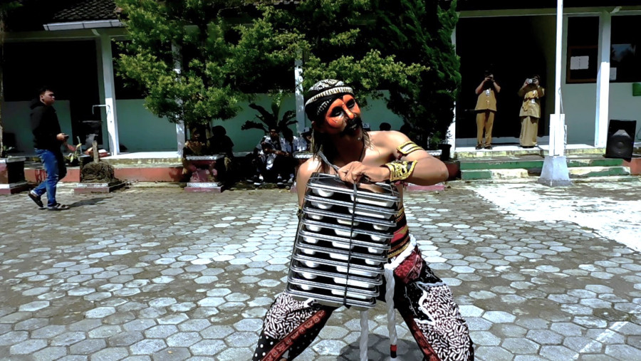 Unik dan Menarik; Petugas SPPG Pakai Kostum Warok Saat Antar MBG ke Sekolah